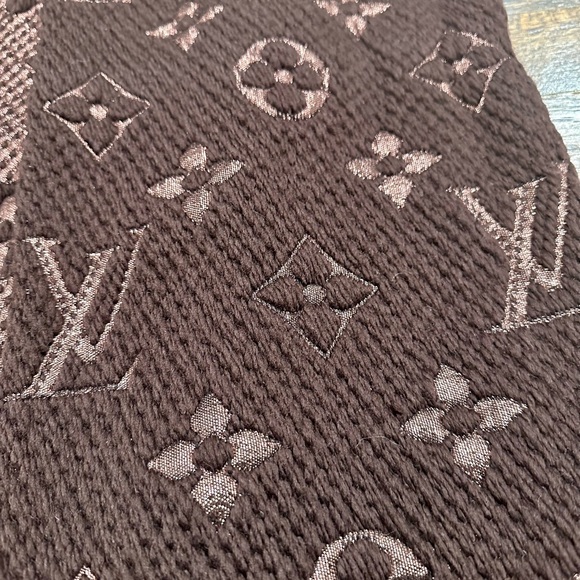 Authentic Louis Vuitton Logomania Wool Scarf - Picture 4 of 5